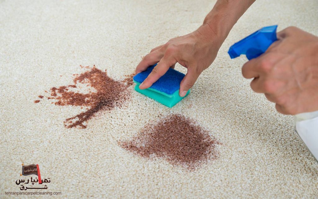 روش‌های آسان پاک کردن لکه شکلات از روی فرش