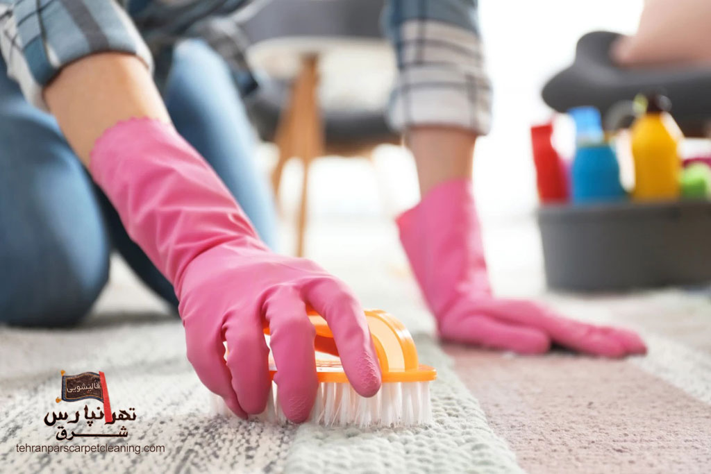 روش های پاک کردن لکه قیر از روی فرش