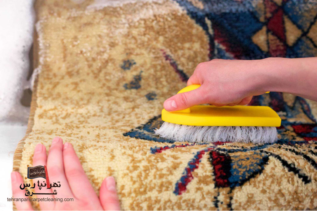 راهنمای کامل برای از بین بردن لکه‌های چربی از روی مبل و فرش