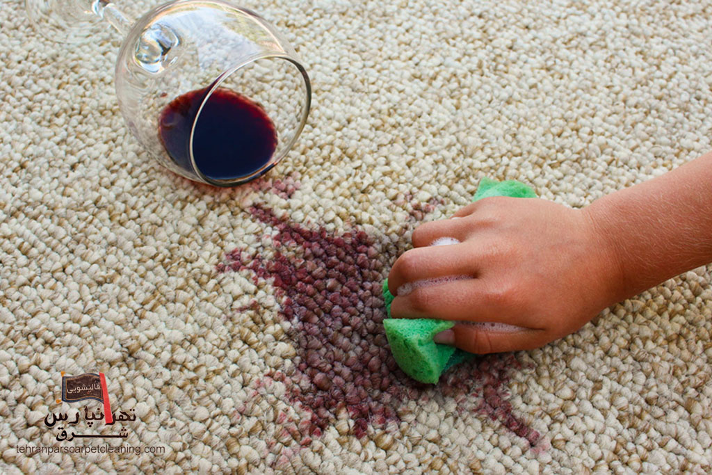 بهترین روش‌های پاکسازی لکه‌های قهوه، چای و شربت قرمز از فرش