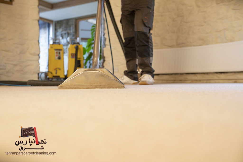 راهنمای شست‌وشوی روفرشی و زیرپایی به‌جا مانده روی فرش