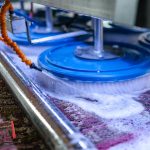 مقایسه شست‌وشوی دستی و ماشینی فرش از نظر کیفیت و سلامت بافت